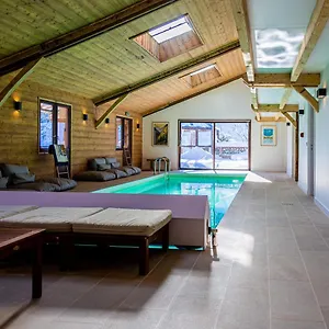 Grand Convivial Avec Sa Piscine Intérieure Hébergement de vacances Serraval
